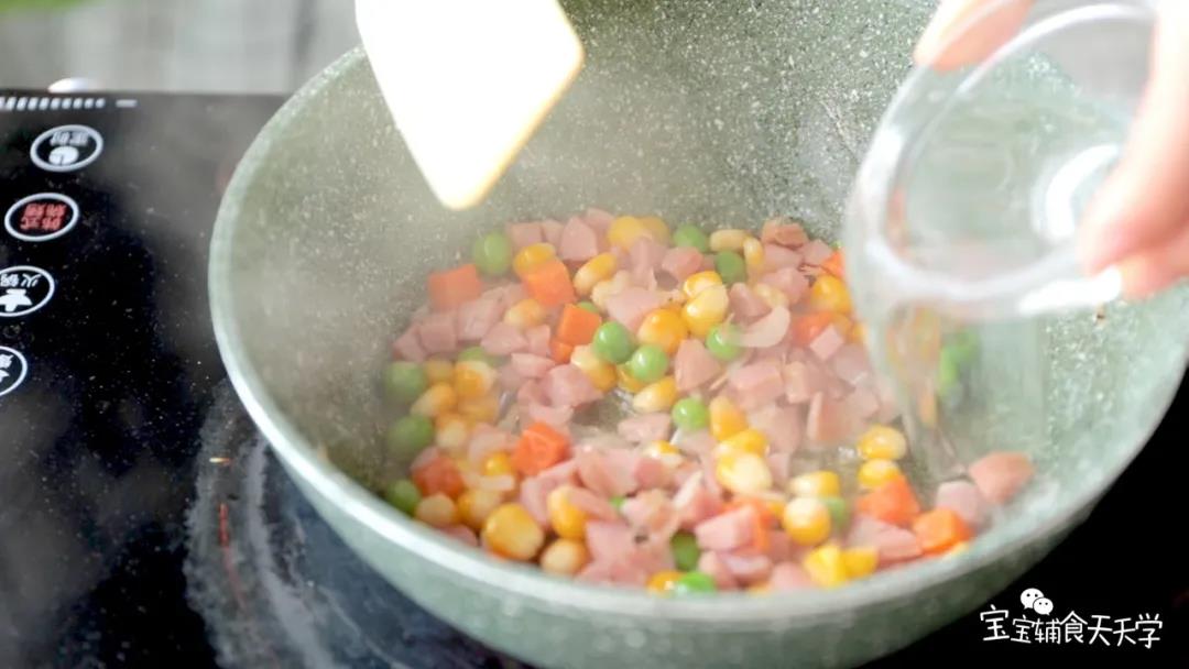 加入香肠翻炒后，倒入少许水焖煮