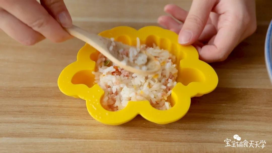 模具刷油，把米饭放进去，按压平实，再倒扣到盘子中