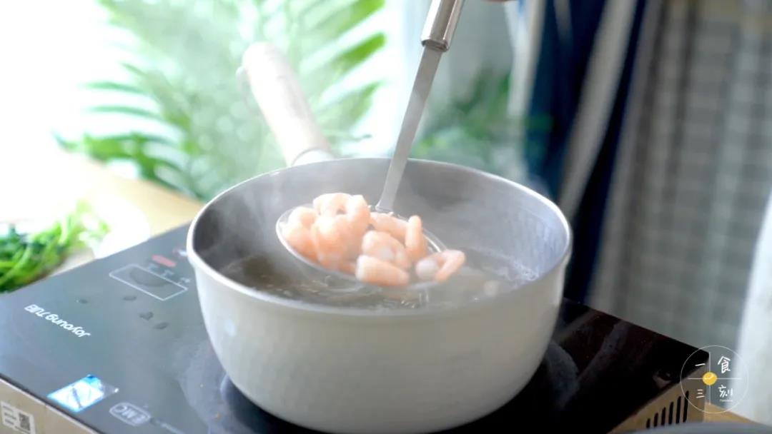 虾仁焯水熟透捞起