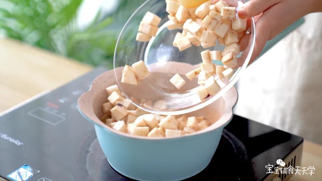 加入茄子丁，炒至变软