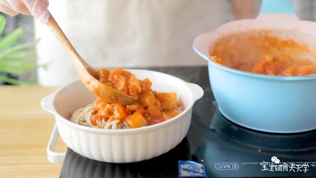 燕麦面浸泡软后捞出在碗中，淋上番茄茄子即可