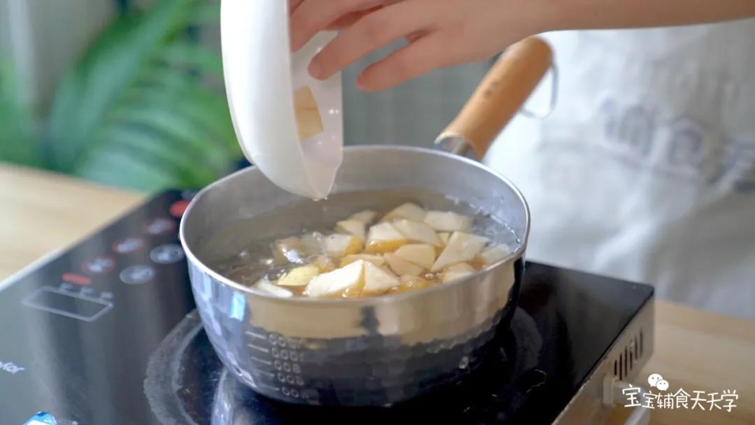 清水下锅，放入雪梨和陈皮