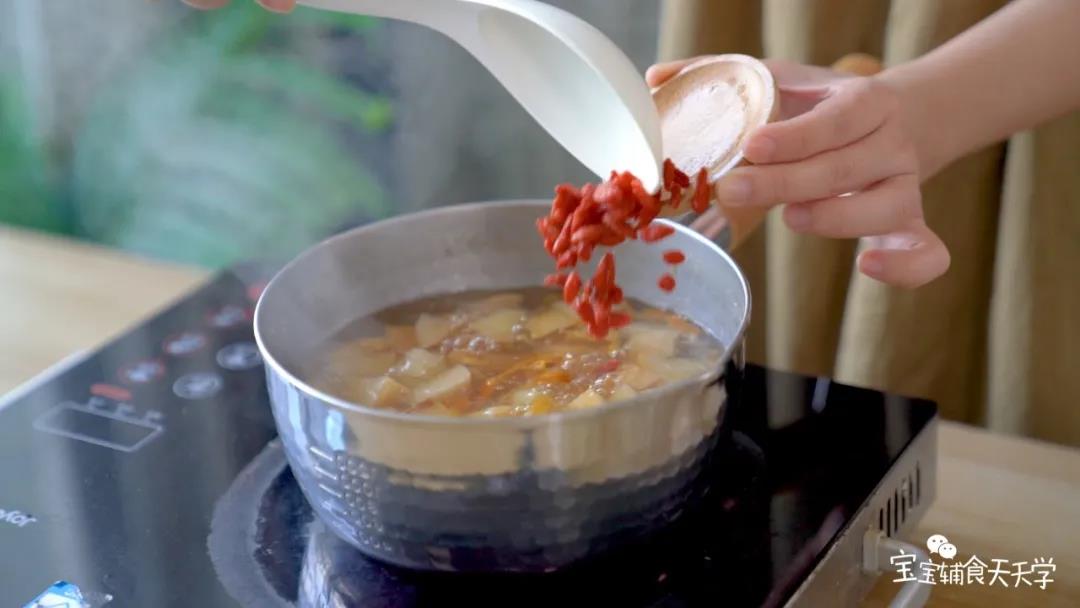 加入枸杞，煮至5分钟