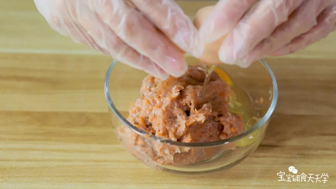 倒出泥糊，打入鸡蛋和倒入玉米淀粉