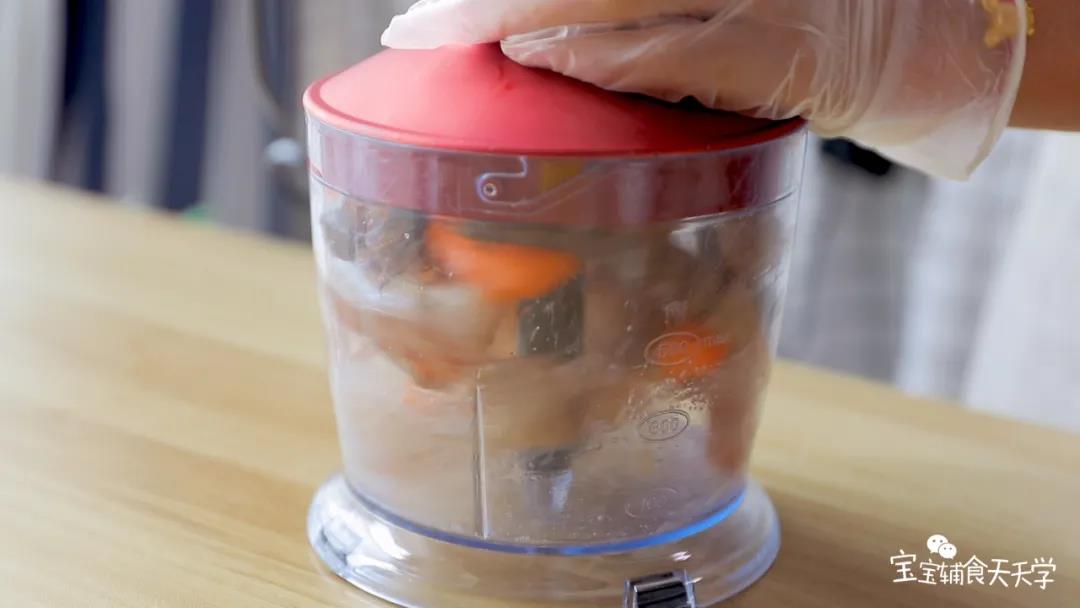 开动搅拌机，搅拌成泥