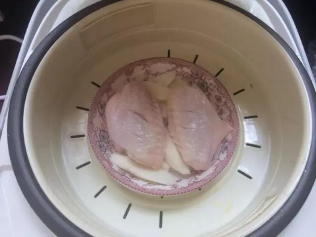 把山药和鸡翅放入蒸锅蒸熟。