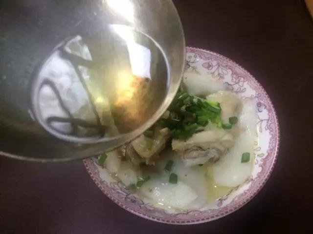 烧热的油泼在香葱上即可。