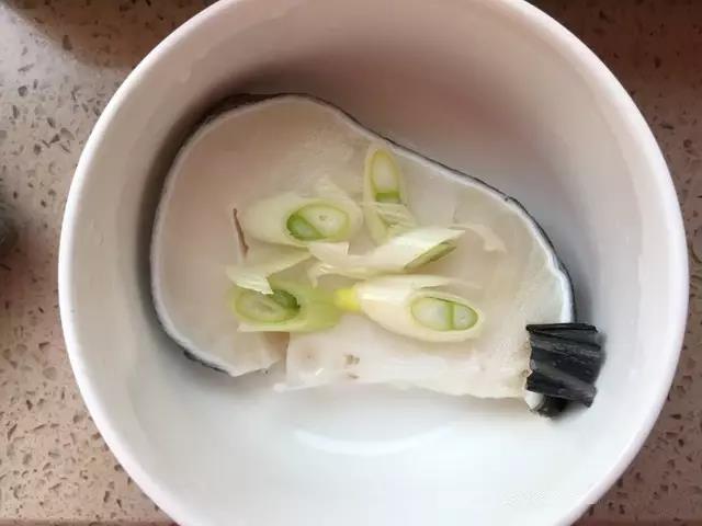 鳕鱼用葱花腌制10分钟。