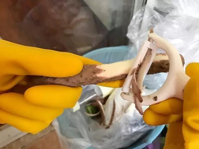 戴上手套，山药去皮。