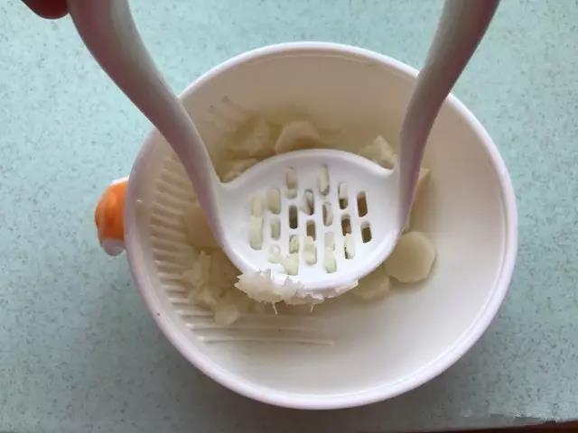 山药放凉后，用研磨碗压成泥。