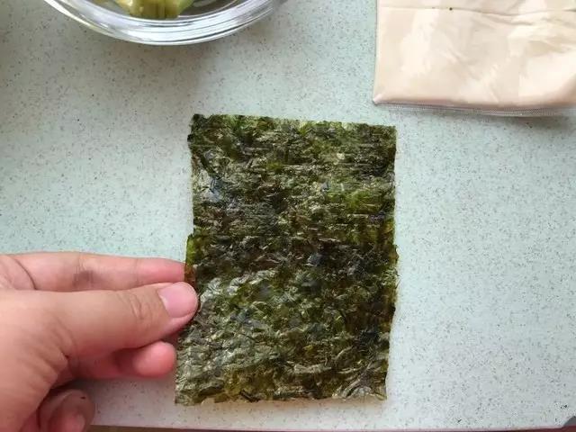 拿出两片海苔叠放在一起成一张大的。