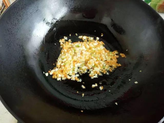 锅里加少许油烧热，下入葱花爆香，倒入胡萝卜和西葫芦翻炒至变软。