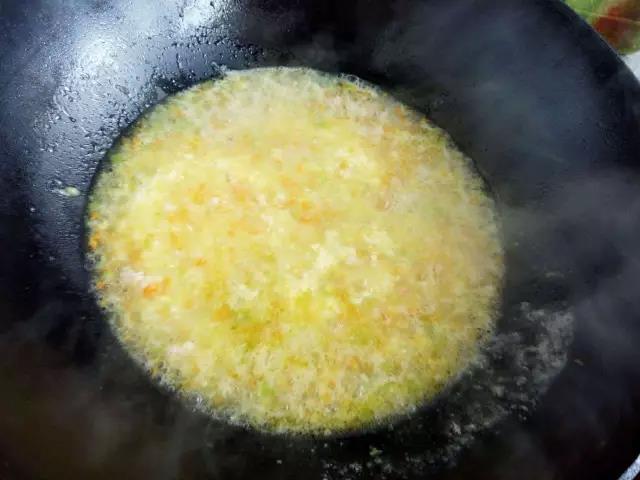 倒入生玉米糊糊。