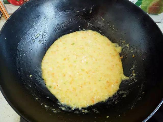 此时转小火，用勺子勤搅动，大约8分钟左右，加入少许盐调味即可出锅。