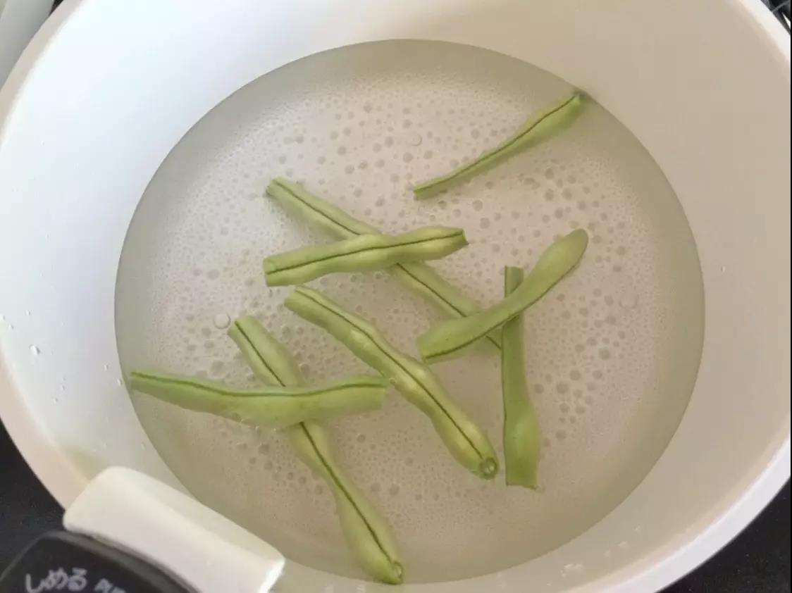 第2步：芸豆洗净，入锅焯烫。