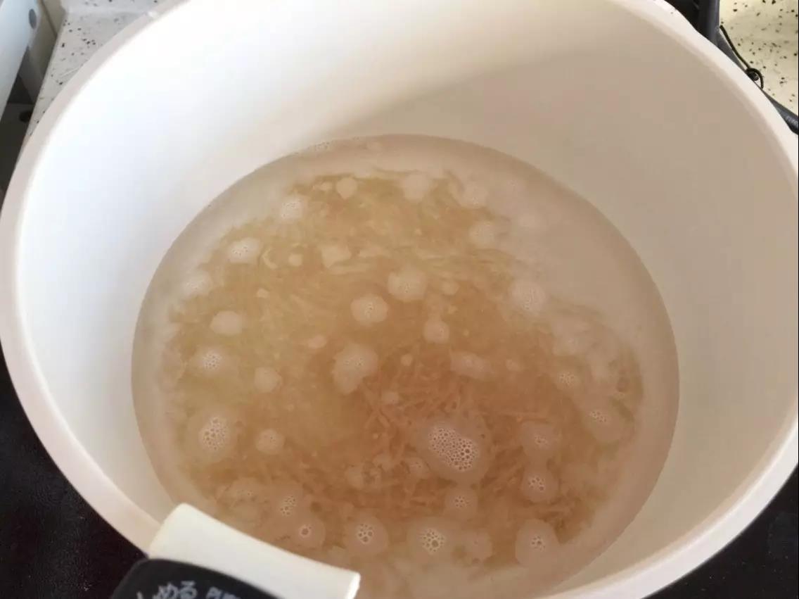 第3步：面条入锅煮熟捞出备用。