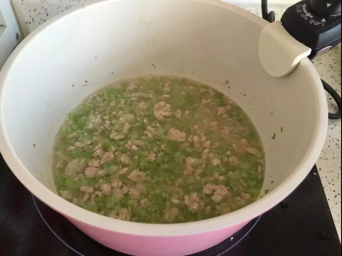 第7步：锅内倒入少许水。