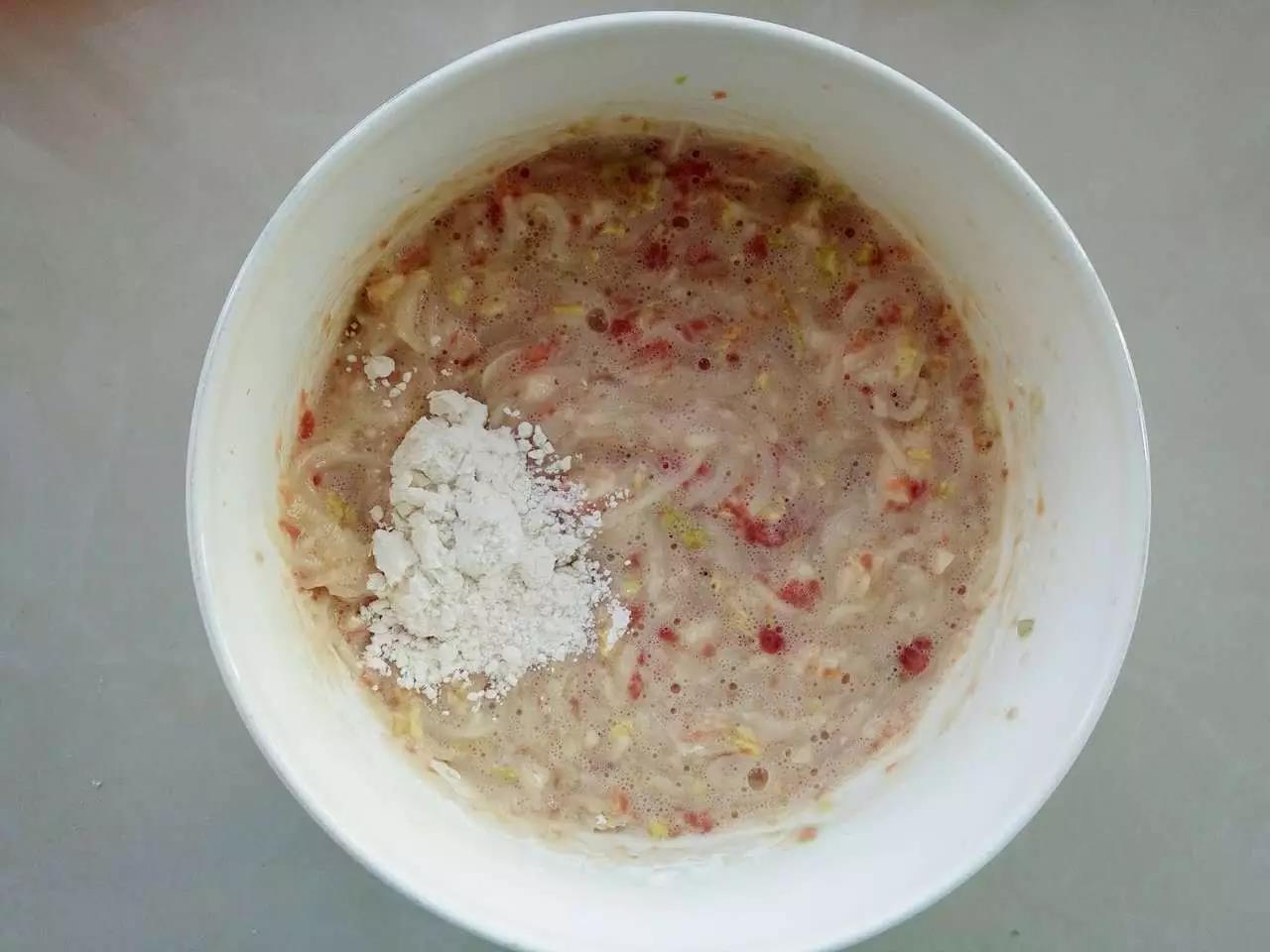 加入面粉、煮熟的面条。
