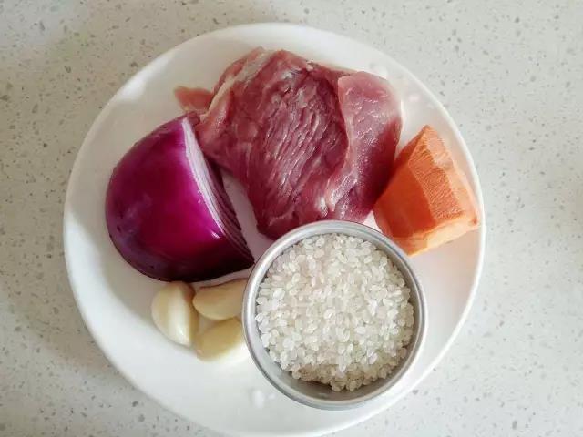 准备所需食材，大米要用水提前浸泡1小时。