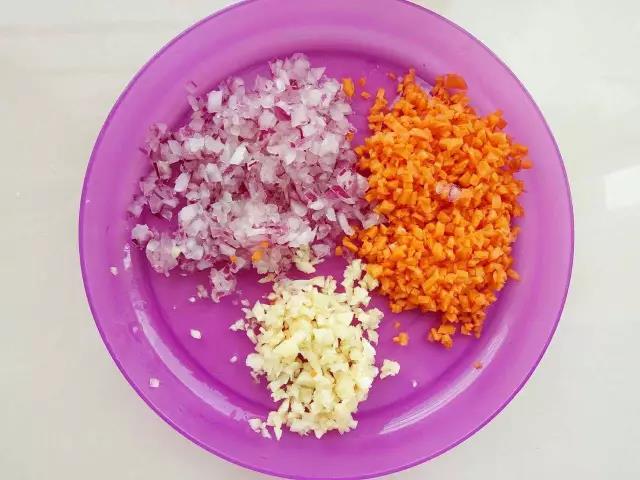 胡萝卜、洋葱、大蒜切成末。