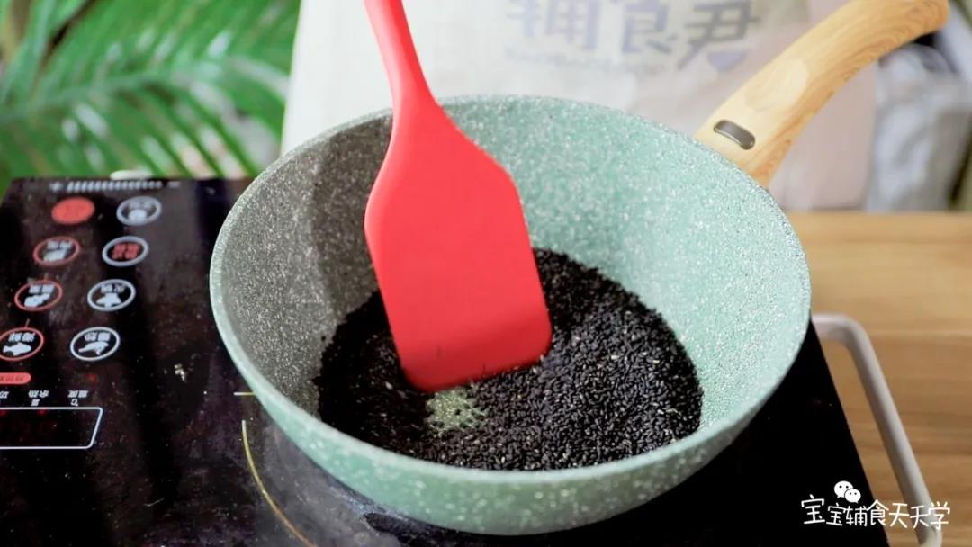 黑芝麻放入平底锅里炒香炒熟
