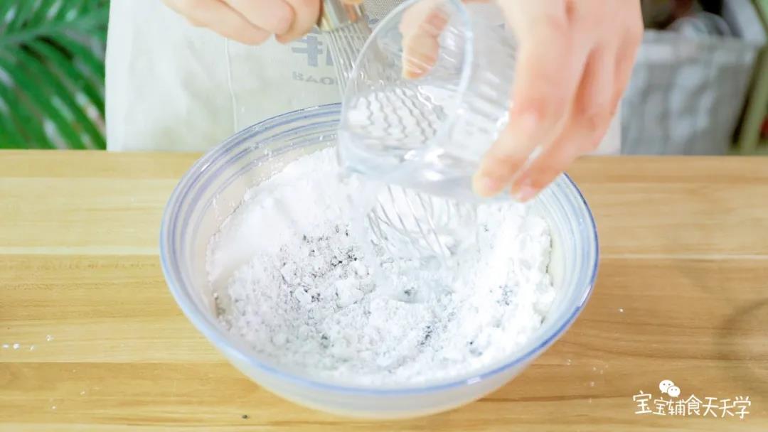 慢慢加入清水边加边搅拌均匀