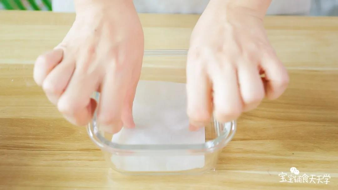 容器底部垫上油纸，倒入糊糊