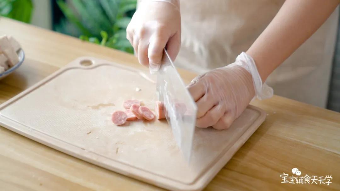 干香菇、香肠切成合适的大小