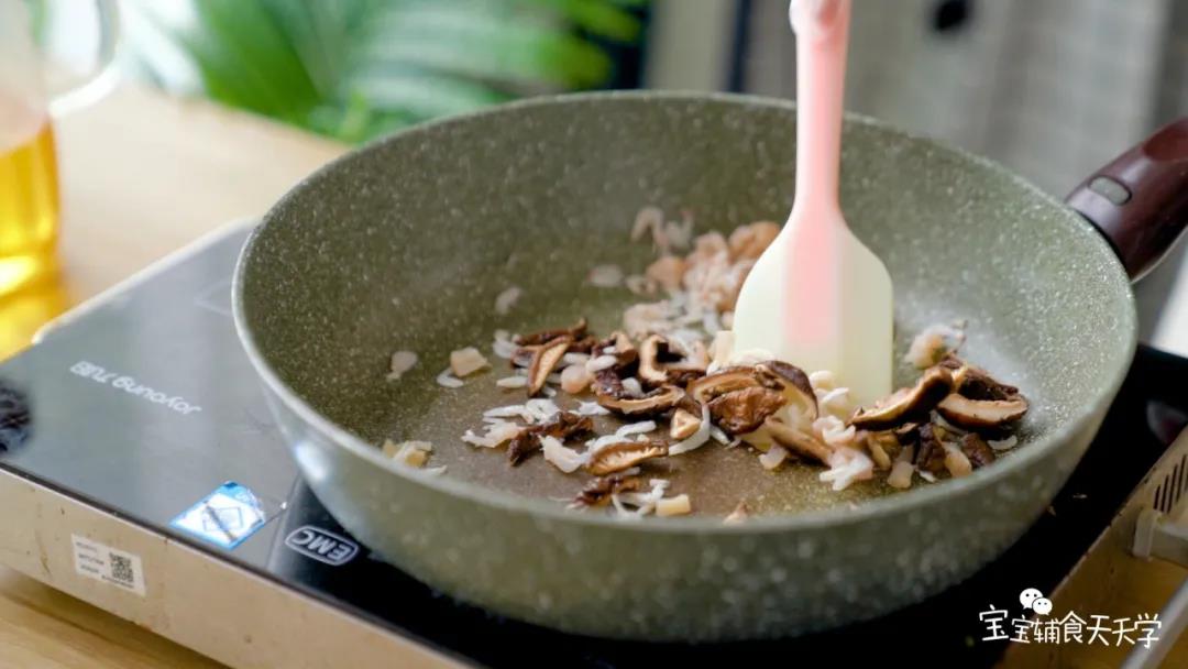 把虾皮、干贝、香菇炒掉水分