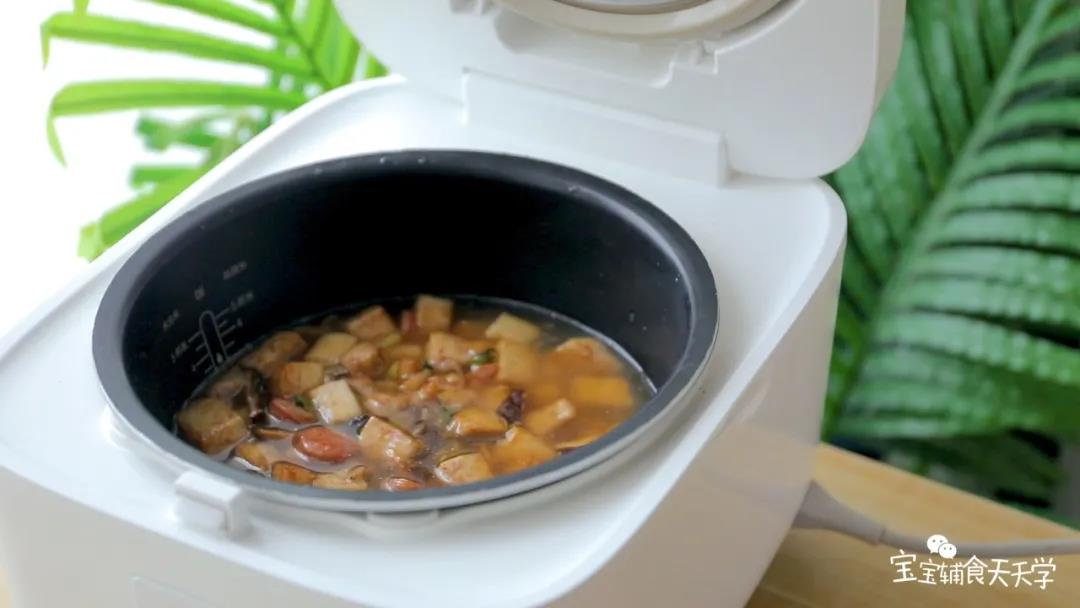 倒入米饭中，启动煮饭