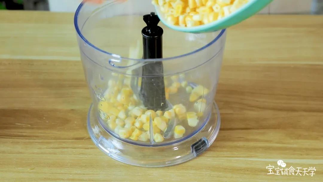 玉米粒放入搅拌机打碎