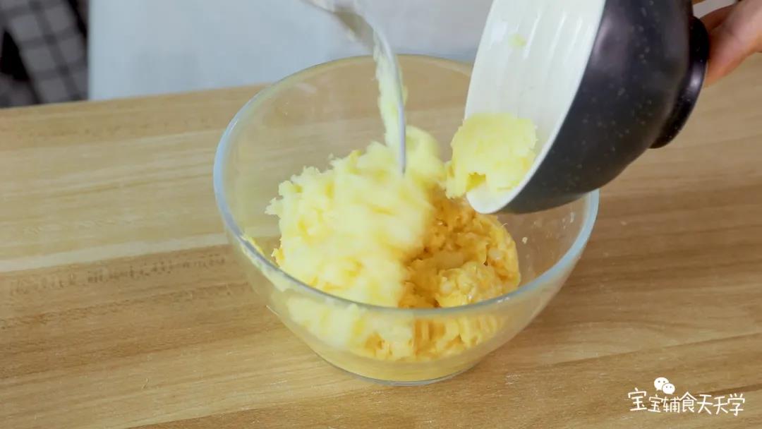 倒出碎玉米和土豆泥混合