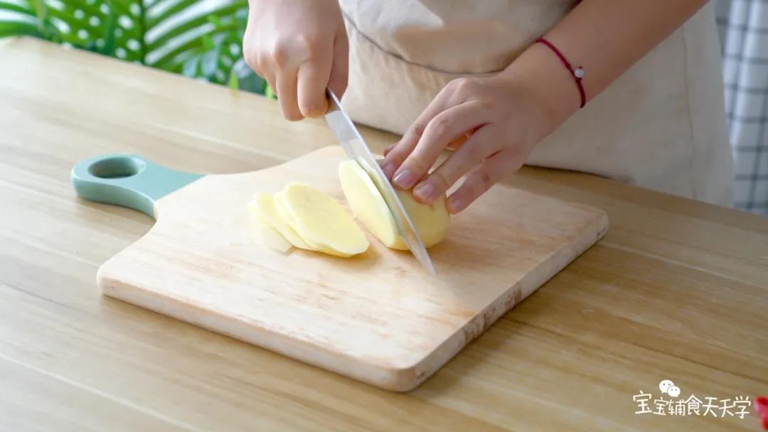 第2步：土豆去皮，切成薄片