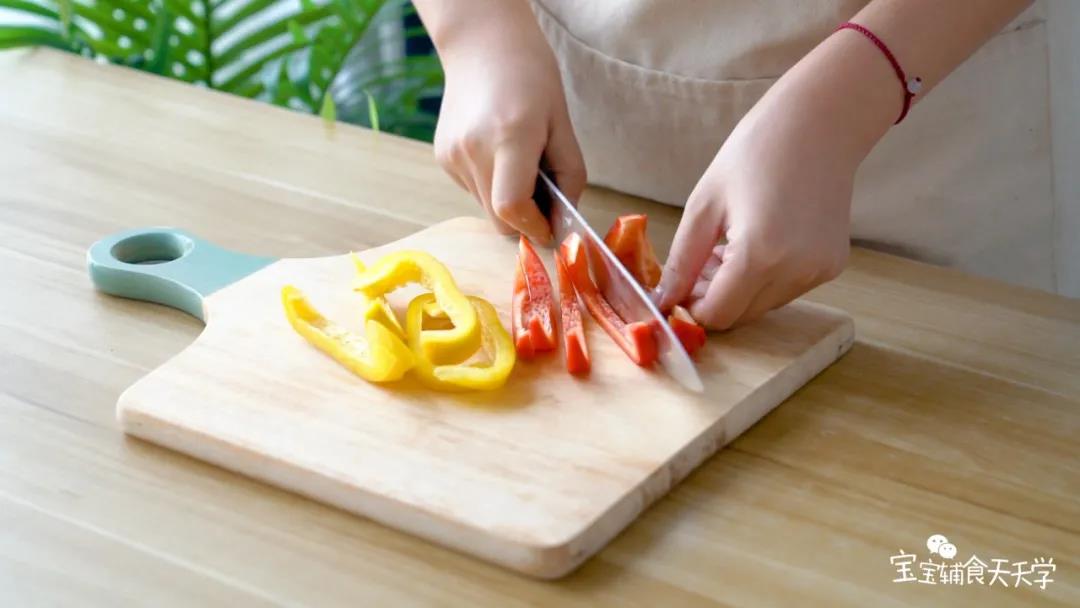第3步：彩椒切成粒