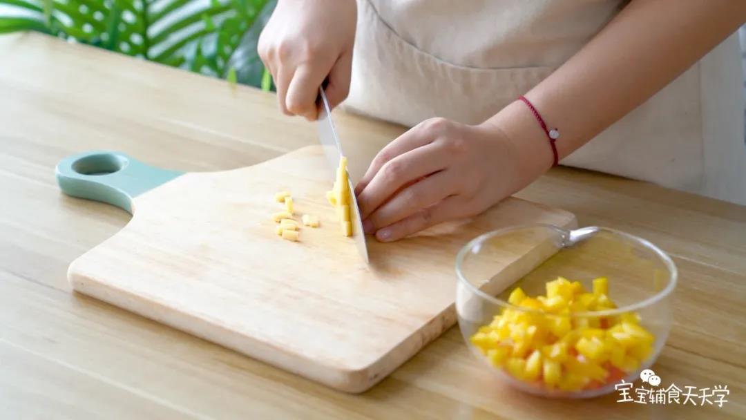 第4步：小圆奶酪切成小块