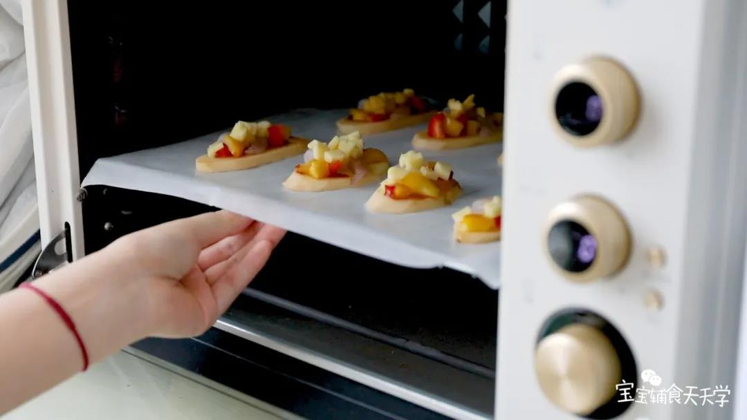 第7步：预热烤箱后，中下层放入，200度烘烤20-25分钟