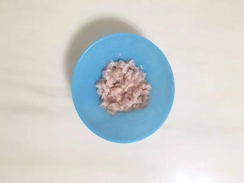 鸡胸肉切丁加淀粉抓匀腌制。