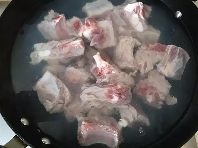 排骨洗净后，冷水下锅焯去血水。