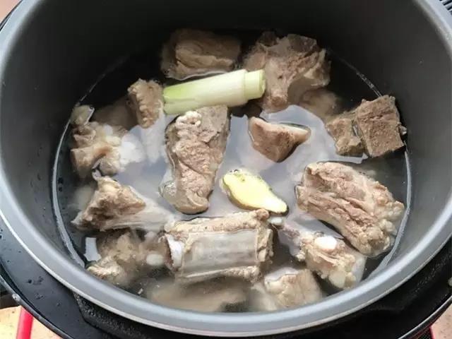 排骨洗净后放入高压锅，加入葱姜，压10分钟。