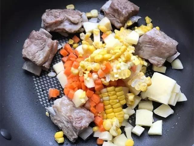 倒入其他食材，加少许盐翻炒。