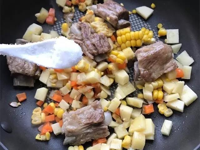 放入1克糖，翻炒均匀。