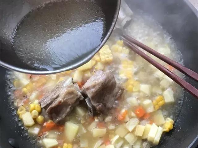 倒入做好的热排骨汤，水量没过蔬菜排骨。