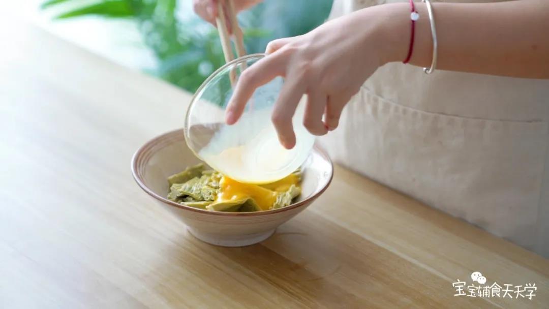 蛋液倒入腐竹中，搅拌均匀