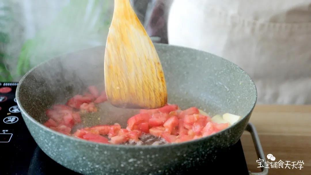 倒入番茄，炒出汁后，下入平菇，翻炒一下
