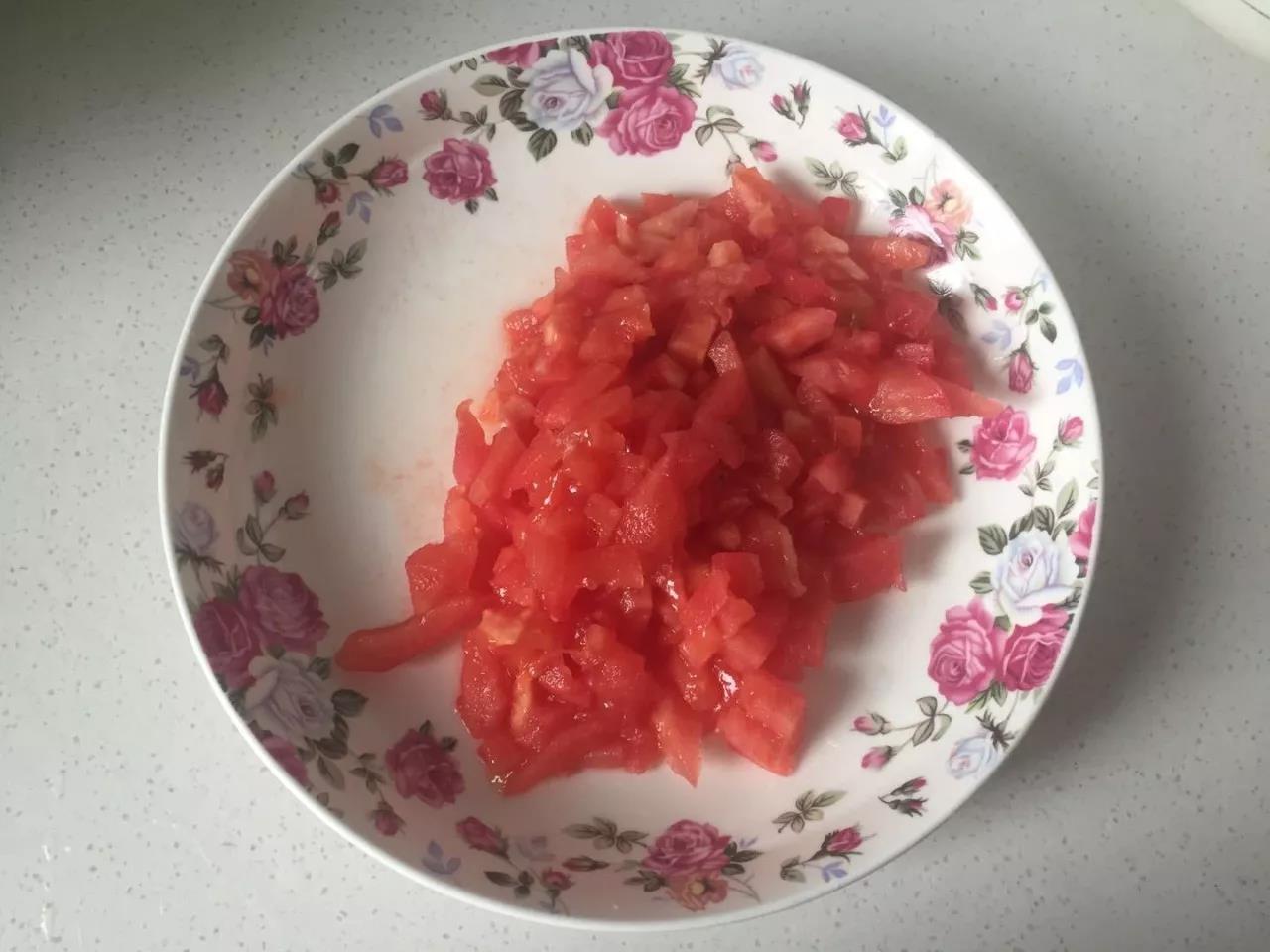 西红柿去皮切小丁。