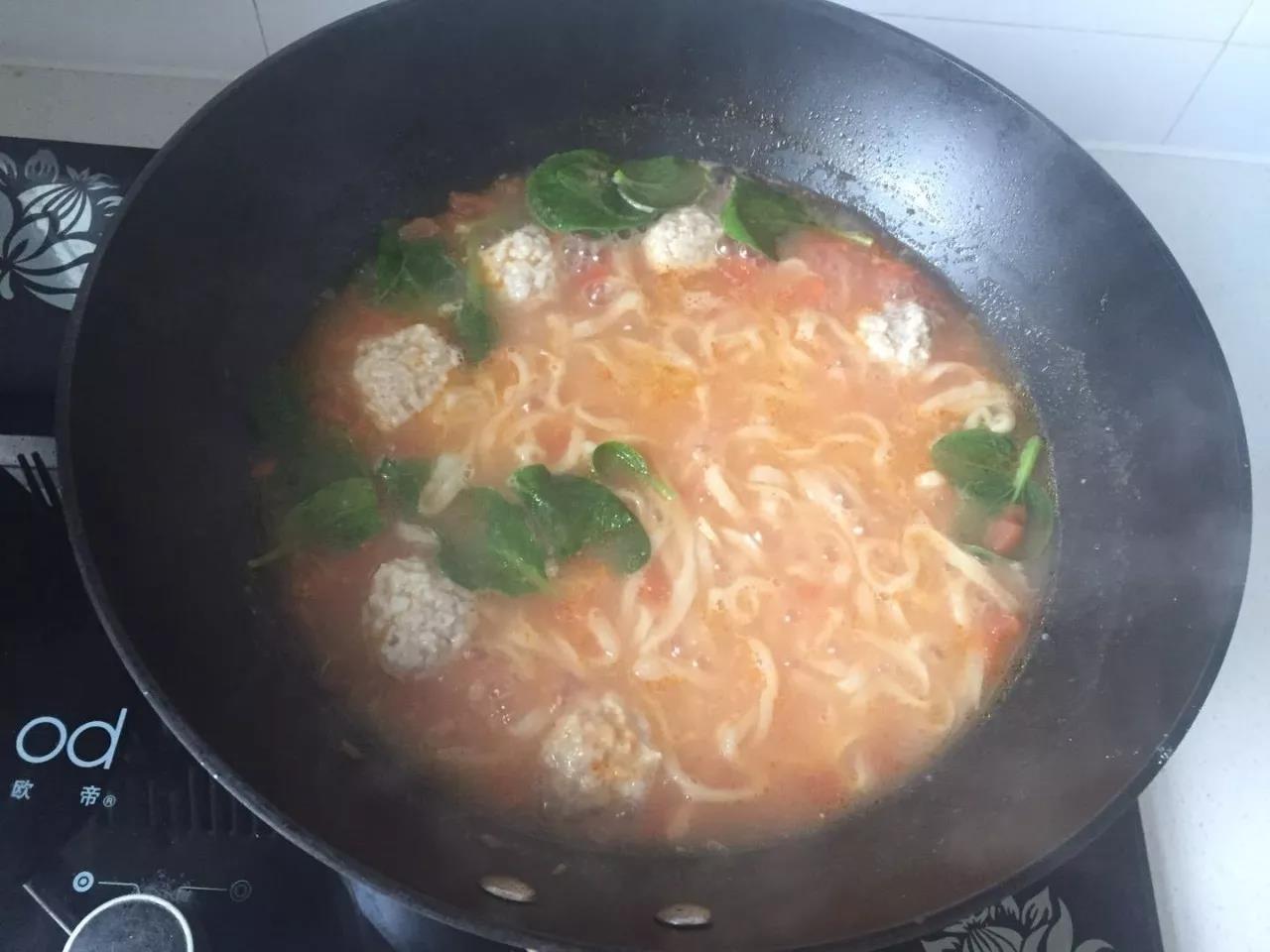 丸子煮五分钟左右下入小油菜，紧接着下入面条并搅开，煮熟即可。