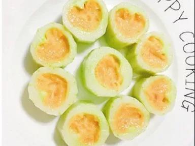 把鸡肉泥塞入黄瓜。