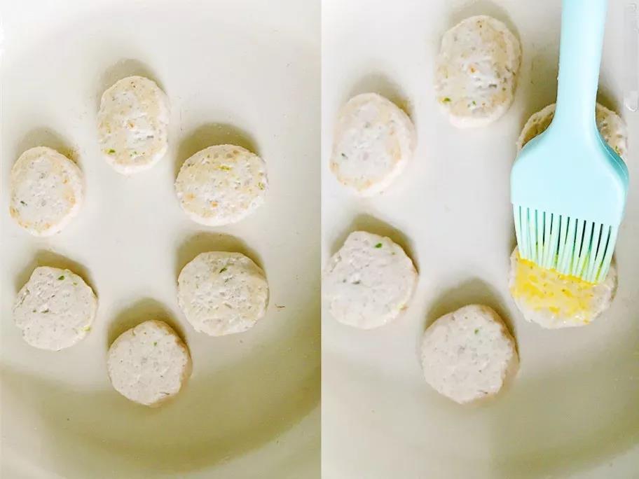 取适量芋头肉泥做成肉丸，再压扁放入锅中，开小火煎一会再翻面，刷上蛋黄液，蛋黄液凝固再翻面，再刷蛋黄液，如此两三次后，煎至微微上色，即可。