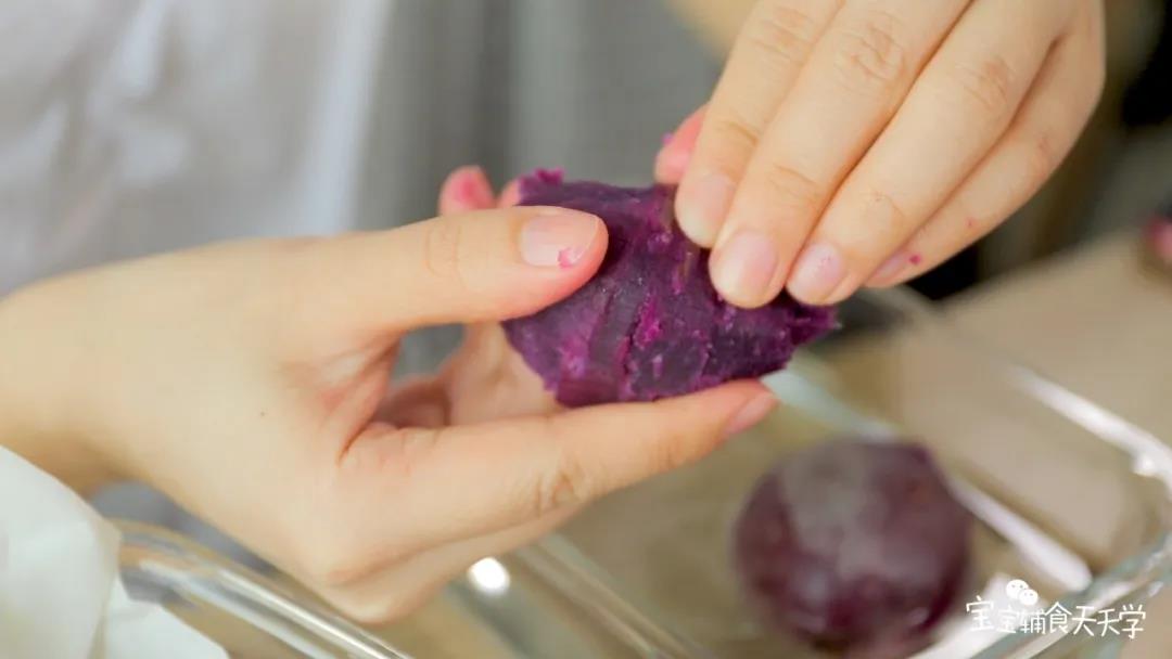 把紫薯隔水蒸20分钟左右，蒸熟后去皮