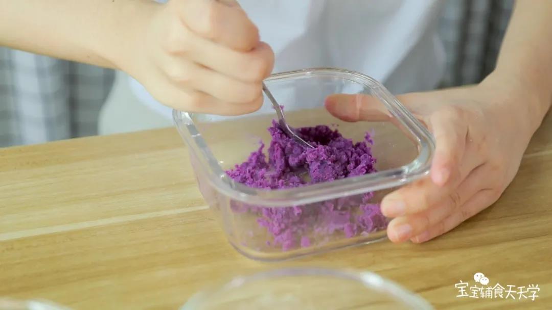 把蒸熟的紫薯捣成细腻泥